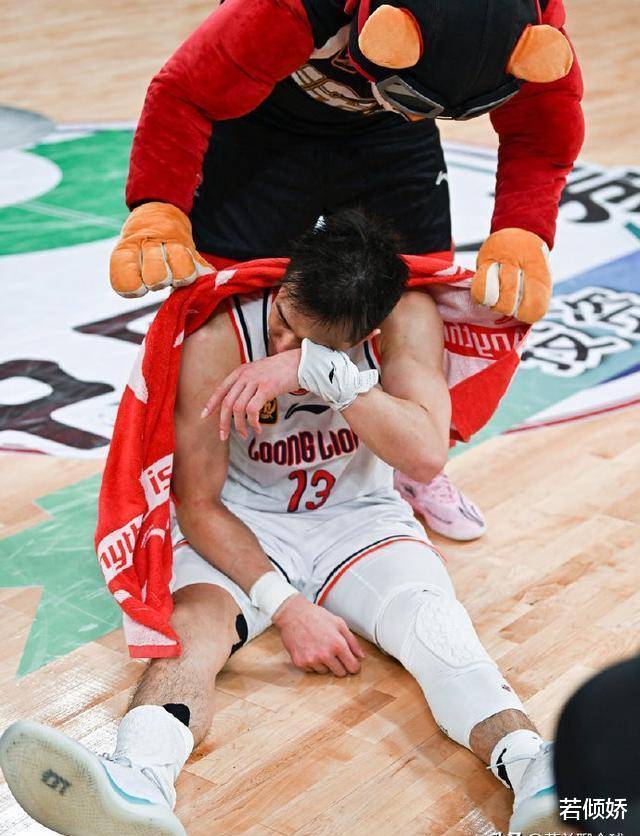 篮球明星遭遇重伤，将缺席接下来的比赛