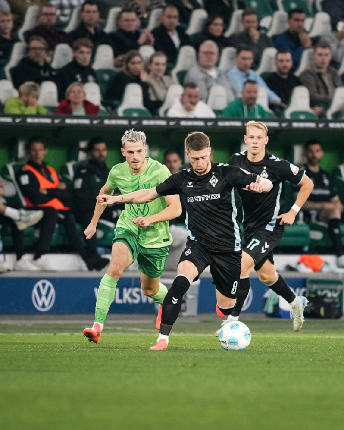 沃尔夫斯堡球队全员出战，勇夺胜利