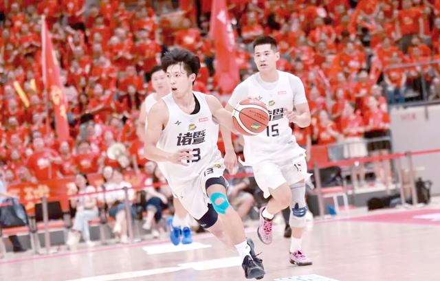 激烈角逐:两支强队在场上展开激烈对抗 激烈角逐:两支强队在场上展开激烈对抗