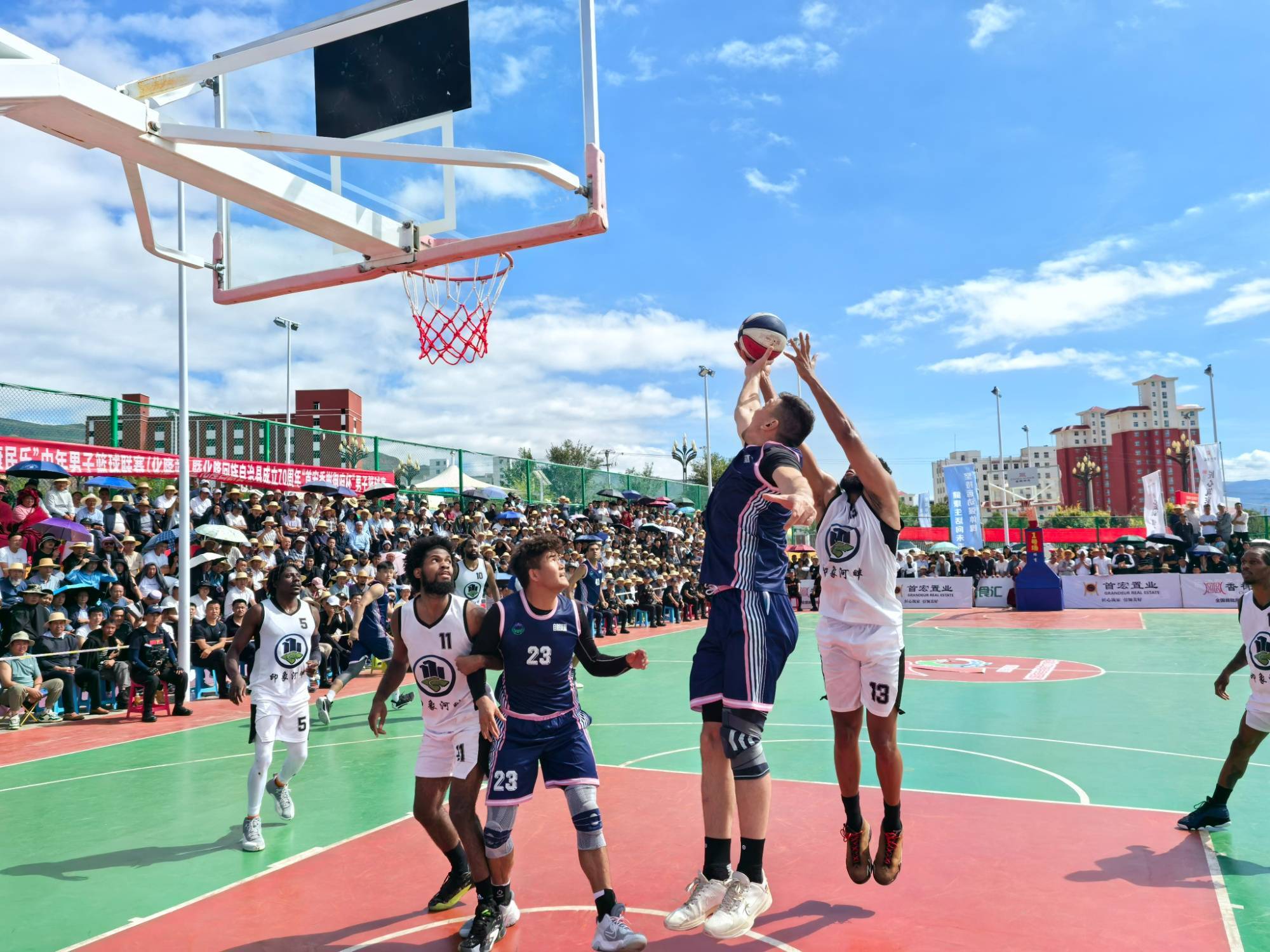 雷速官网-性感美女篮球赛场上尽显风采，空翻扣篮助燃比赛