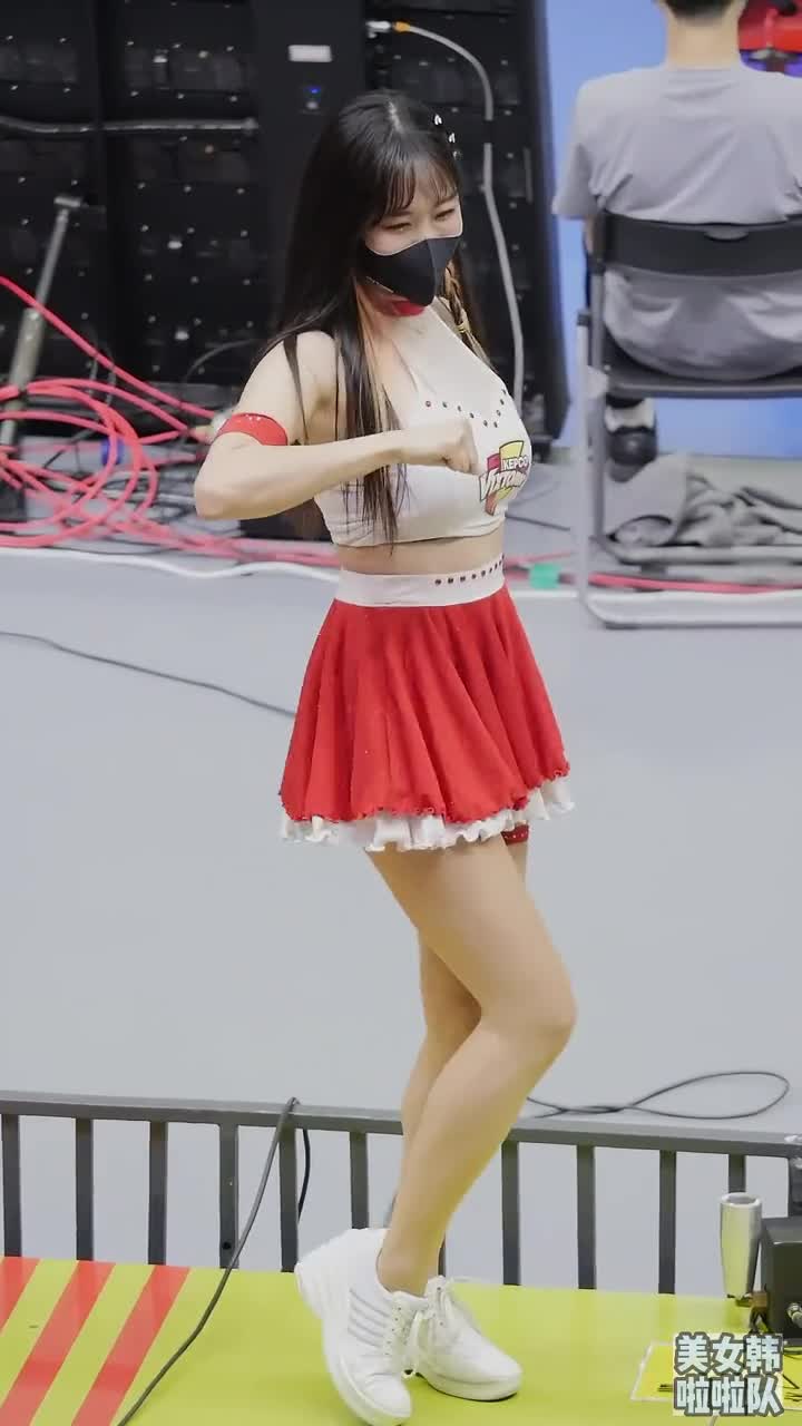 性感美女篮球赛场上尽显风采,空翻扣篮助燃比赛 性感美女篮球赛场上尽显风采,空翻扣篮助燃比赛