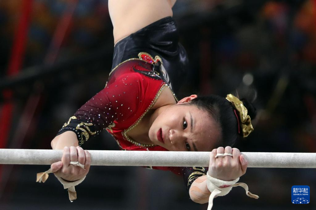 女子体操比赛中，巴西选手表现出色，笑容满面