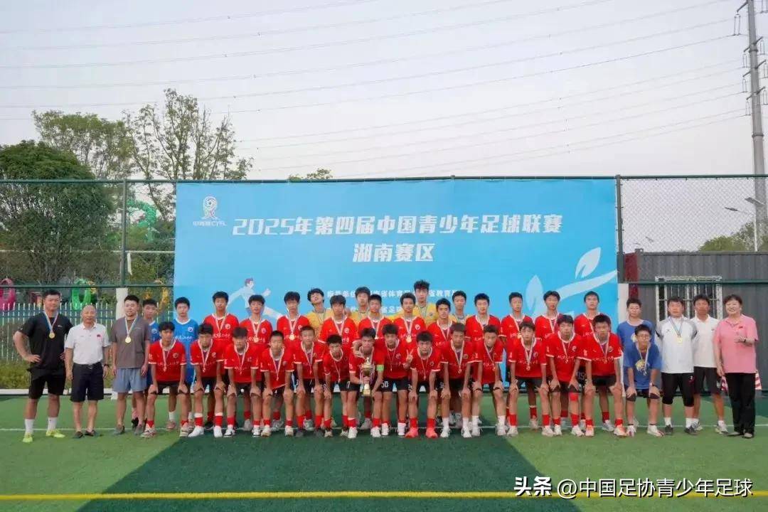 国内职业足球赛事精彩纷呈，球队表现亮眼