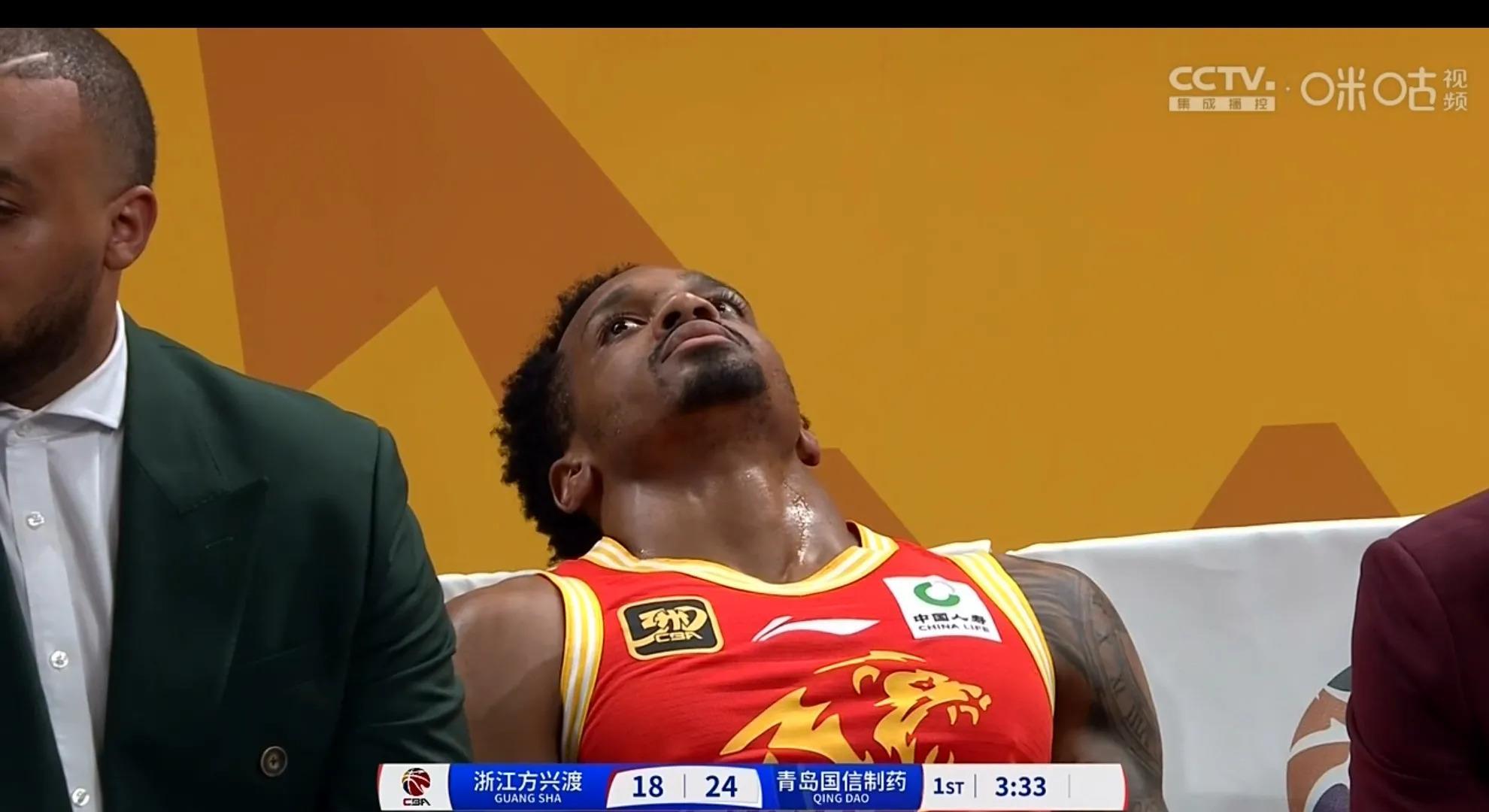 情绪高涨：球队迎接胜利欢呼不止