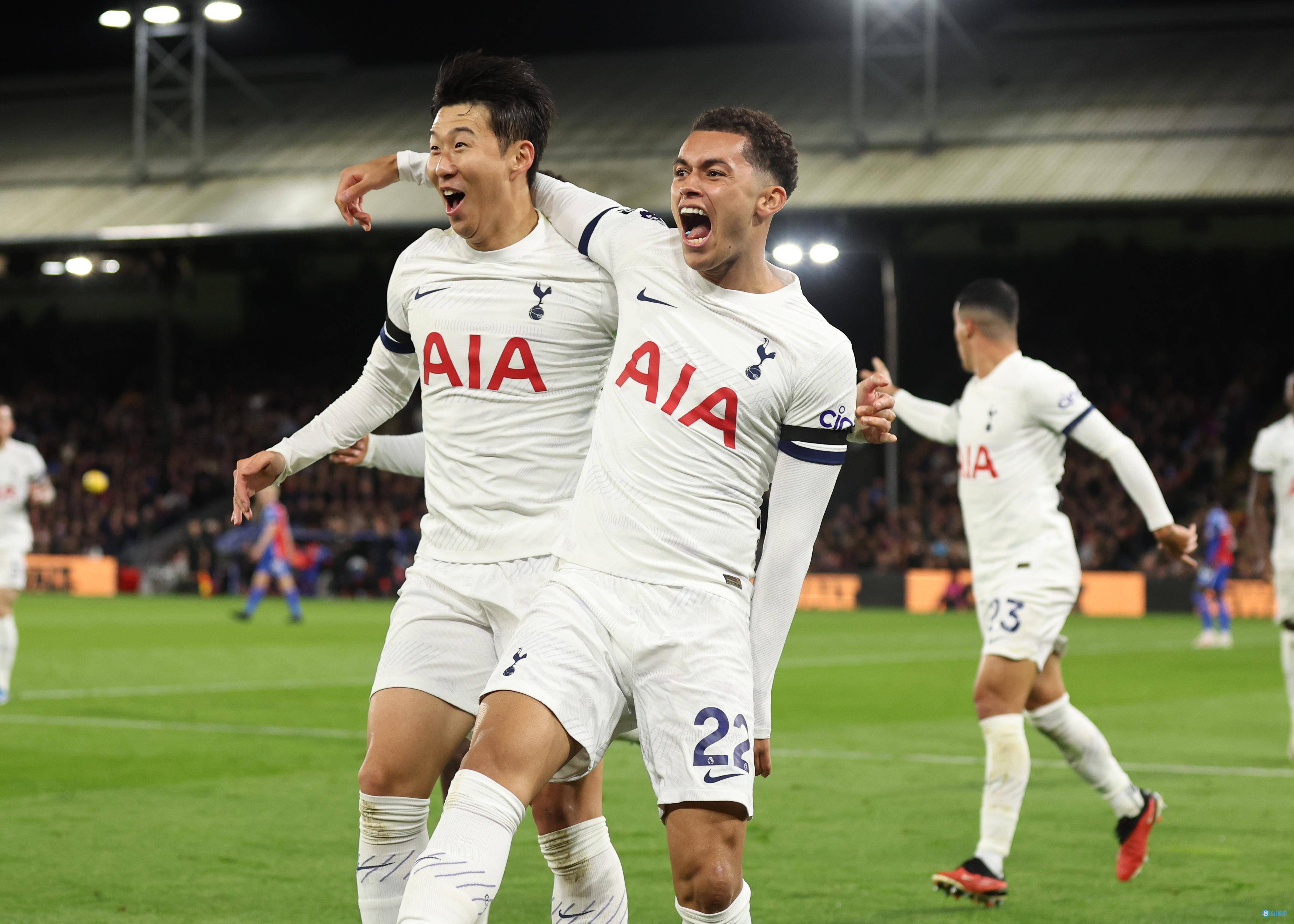 热刺主场大胜对手，继续紧追英格兰足球联赛榜首