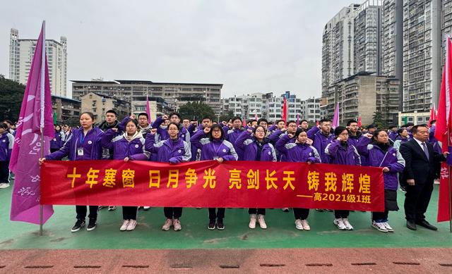 砥砺前行的足球壮士，誓夺桂冠
