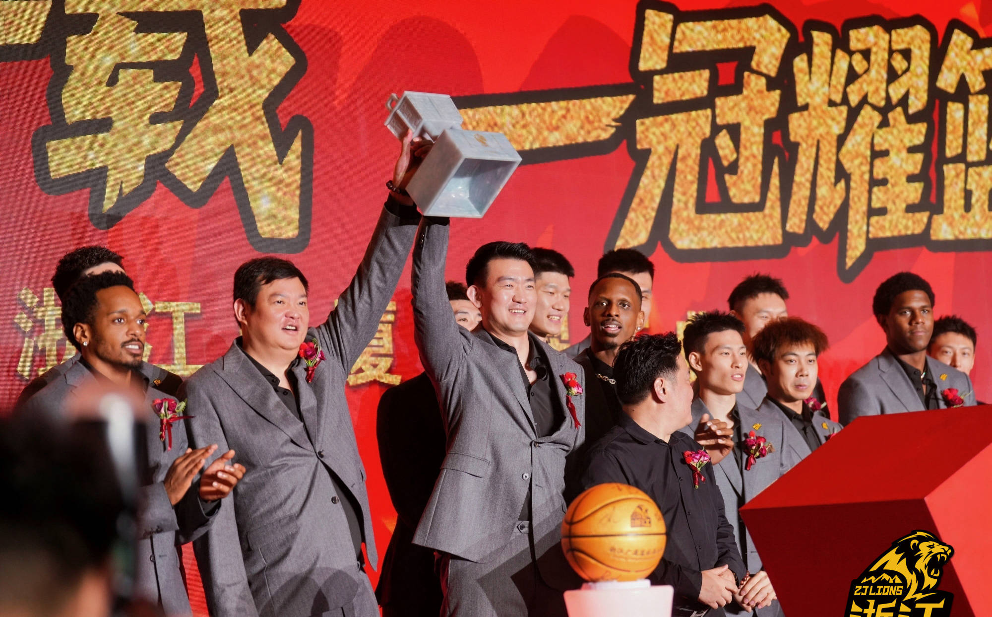 主教练力挺球员，队伍士气大增