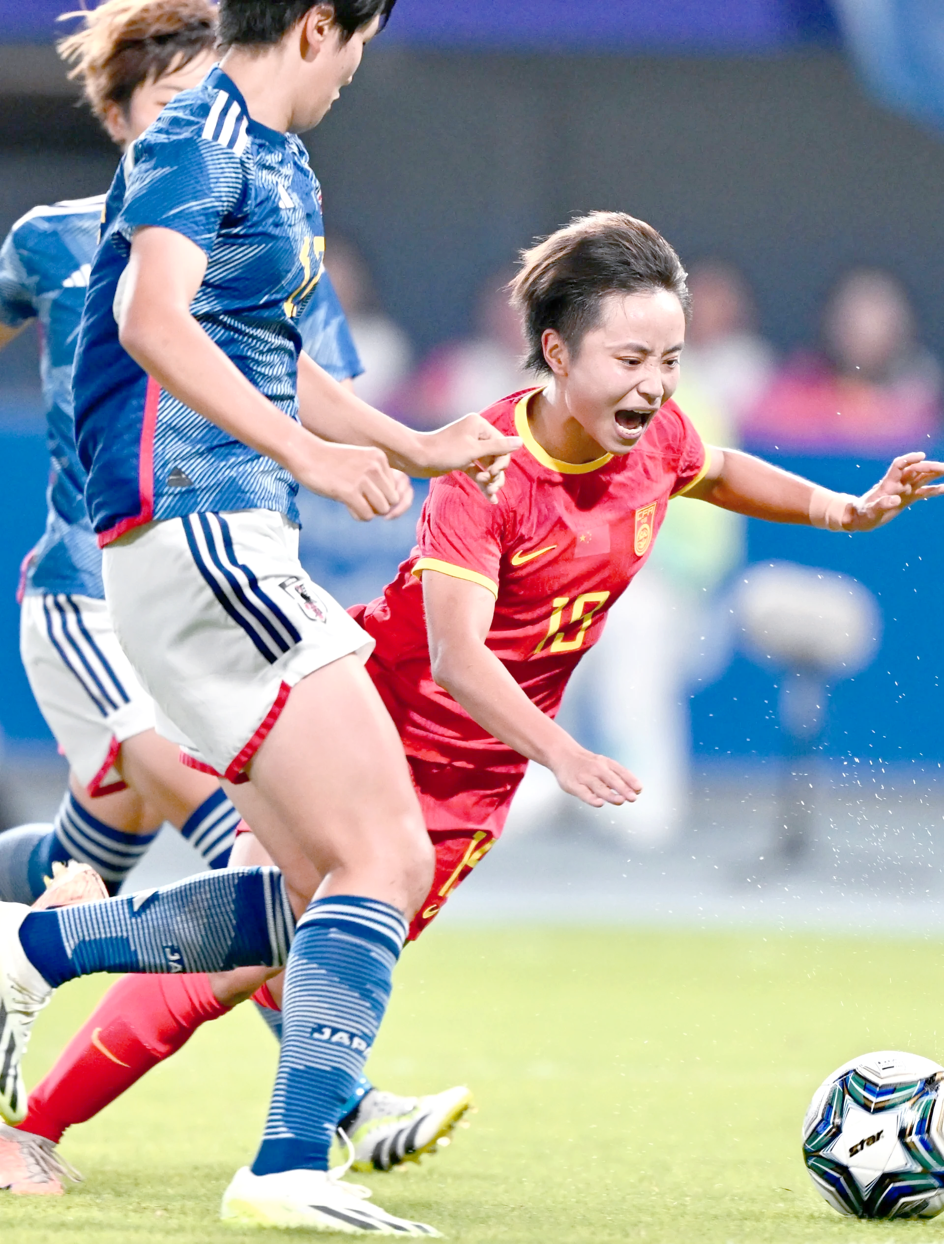 国际女足比赛中中国队实现逆转获胜
