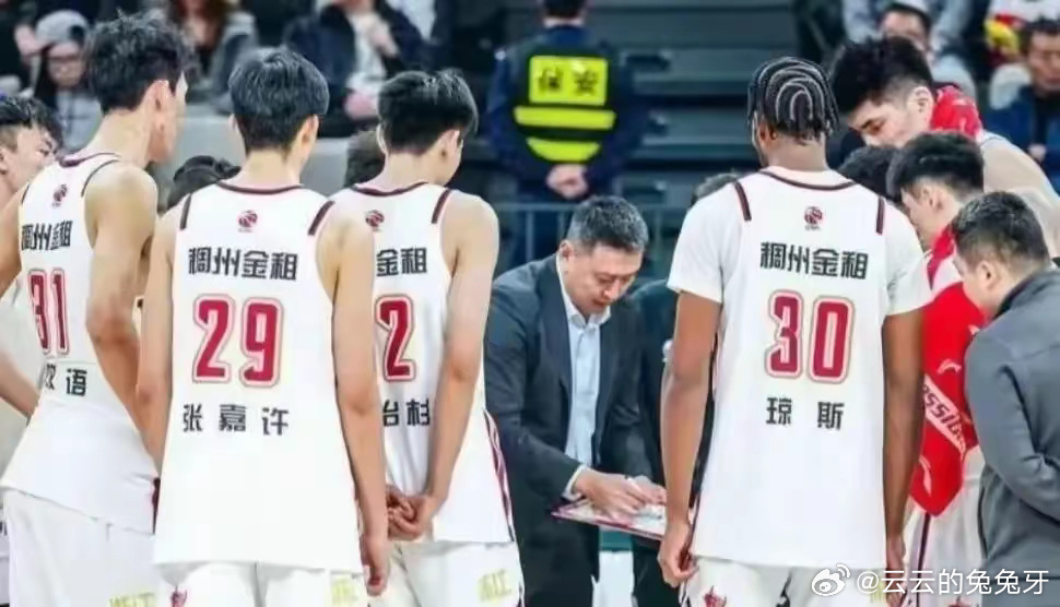 浙江男篮紧咬比分，险胜对手晋级下一轮