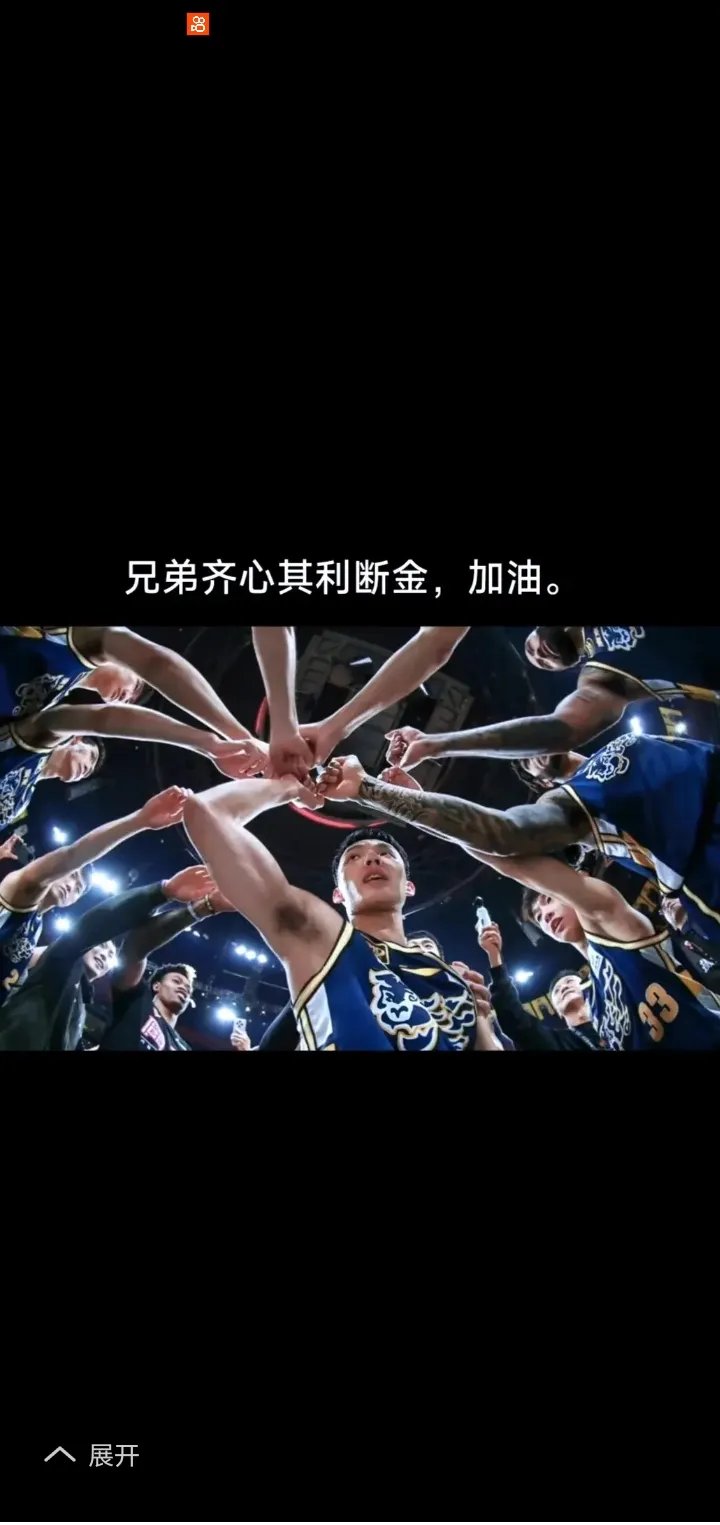 队员们在赛场上拼尽全力，为球队赢得胜利